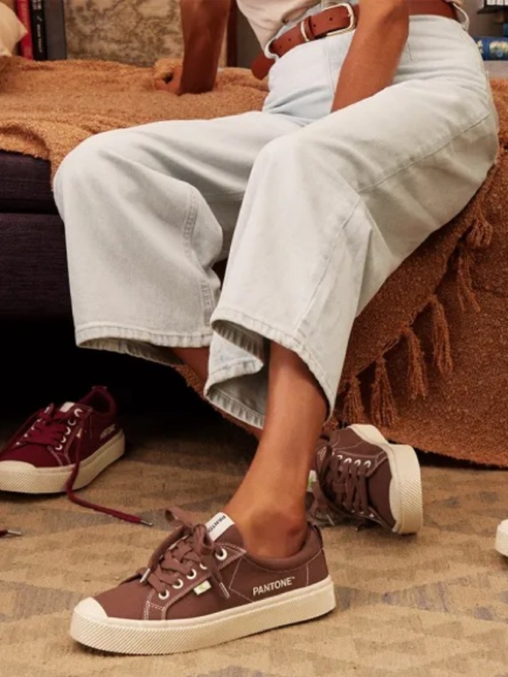 CARIUMA OCA LOW PANTONE CACAO NIBS CANVAS CONTRAST THREAD SNEAKERS 38 7
